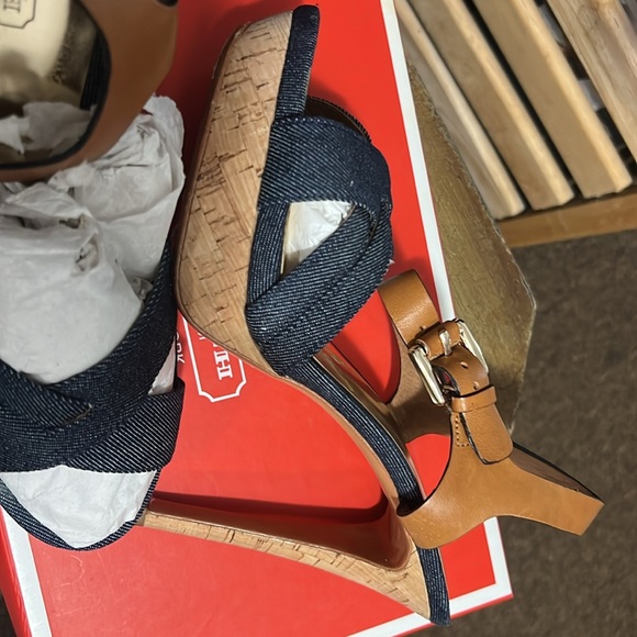 Coach beautiful sandals original box excellent condition - Picture 2 of 3